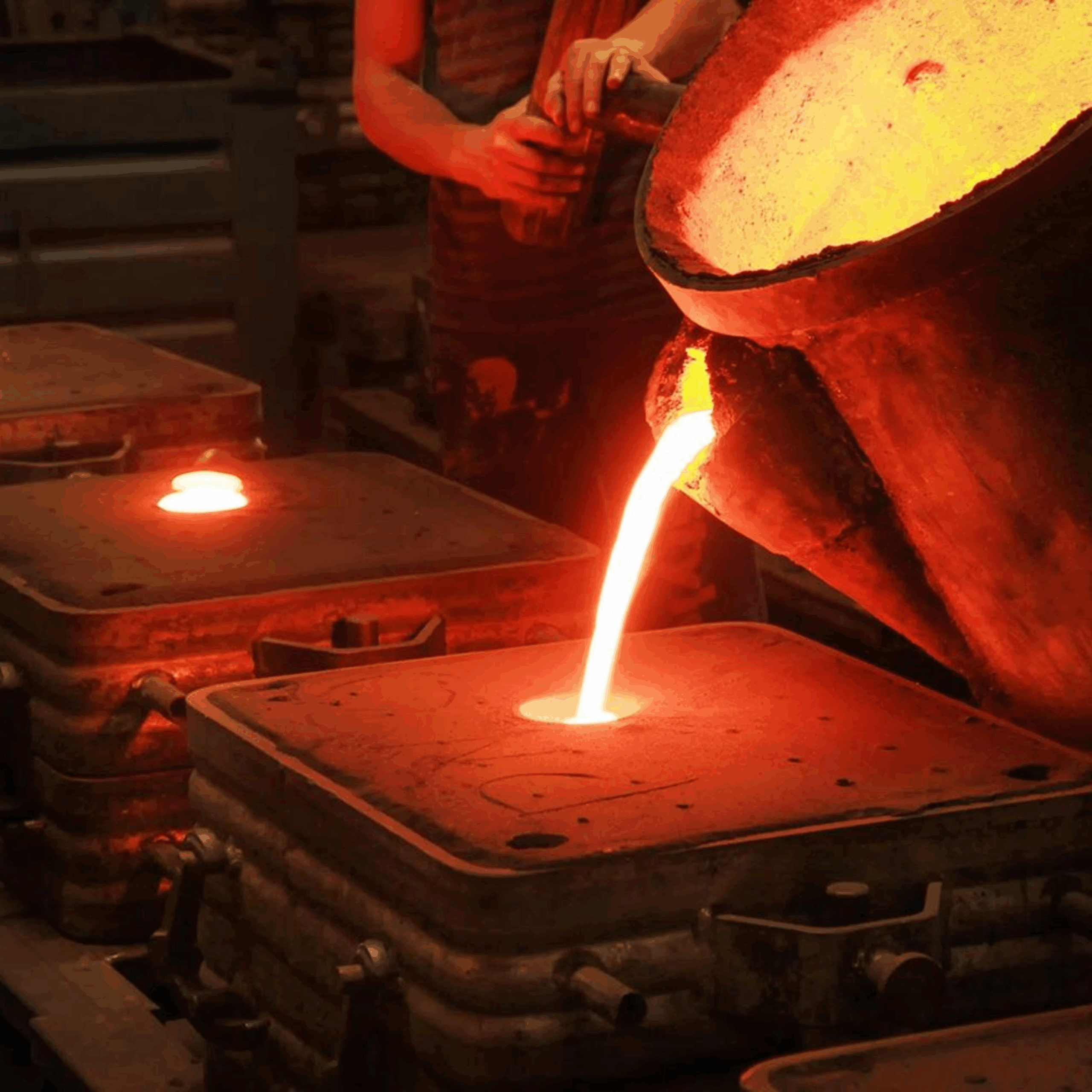 Molten metal pouring in foundry setup at ShreeShakti Nextgen – industrial foundry casting service in India